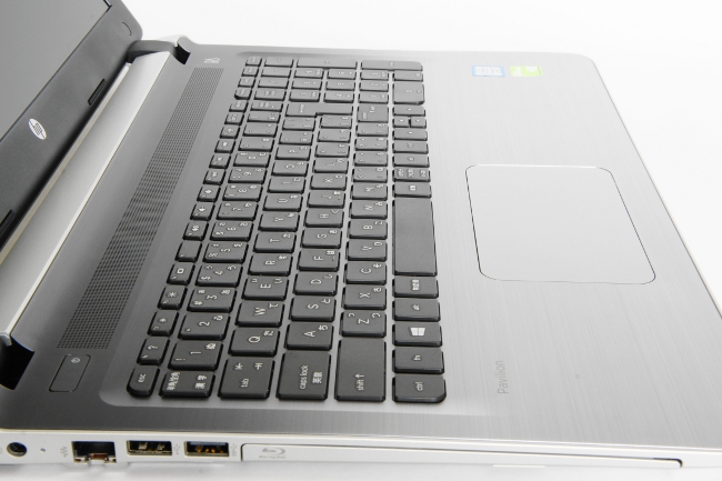HP Pavilion 15-ab200 のキーボード面は「HP Imprint」によるグラデーションカラー