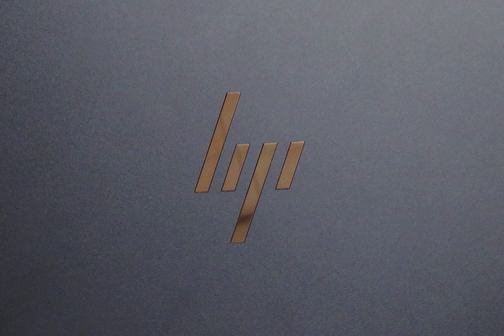 HP Spectre 13-v000 スラッシュロゴ