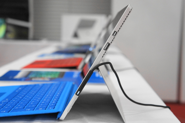 Surface Pro 4（右側面）