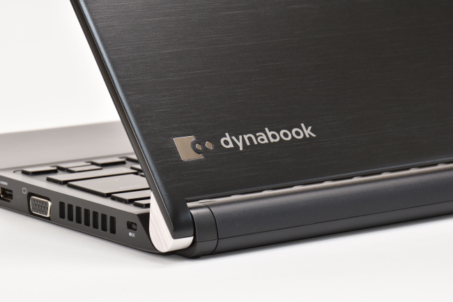 dynabook UZ63/D 天面ロゴ（その２）