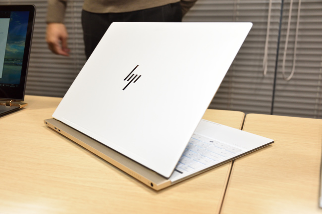 HP Spectre 13 背面側