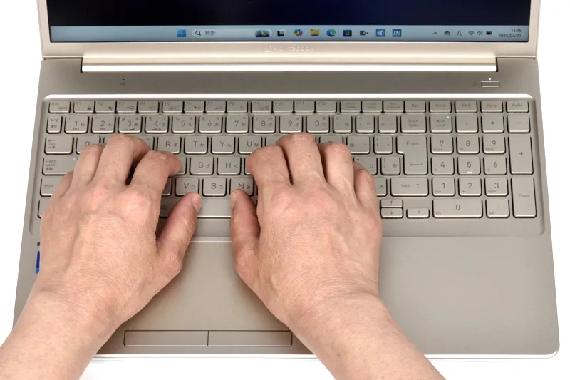 キーボードに両手を置いたときのイメージ