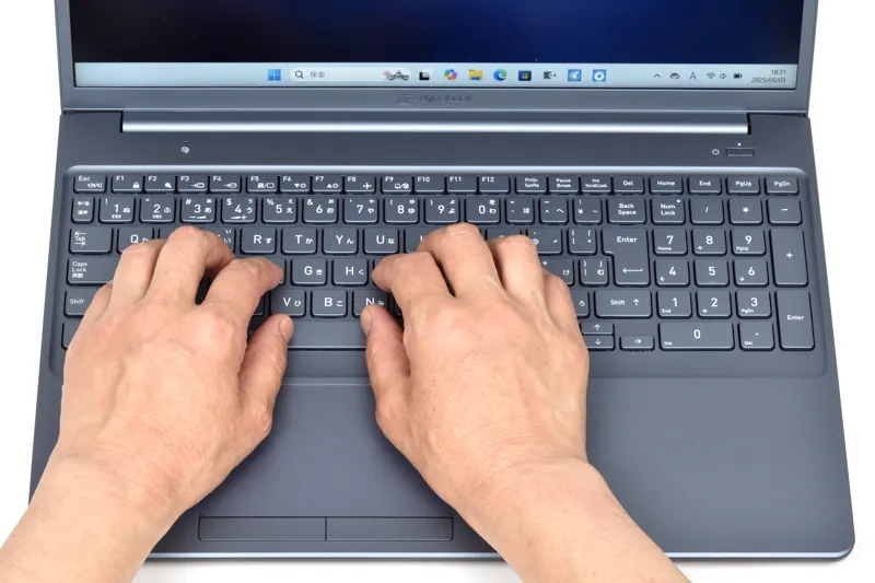 キーボードに両手を置いたときのイメージ