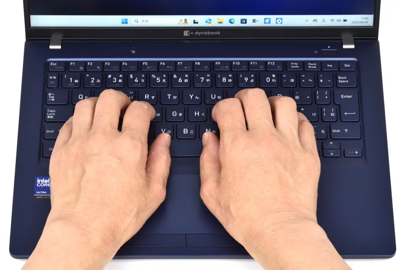 キーボードに両手を置いたときのイメージ