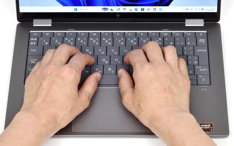 キーボードに両手を置いたときのイメージ