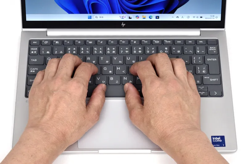 キーボードに両手を置いたときのイメージ