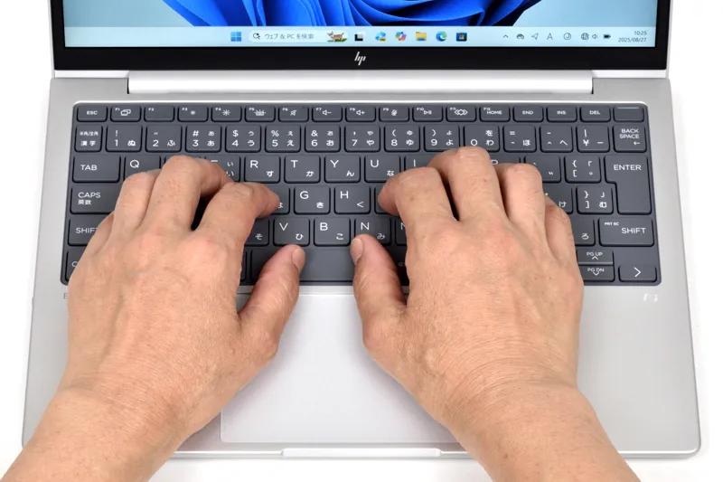 キーボードに両手を置いたときのイメージ