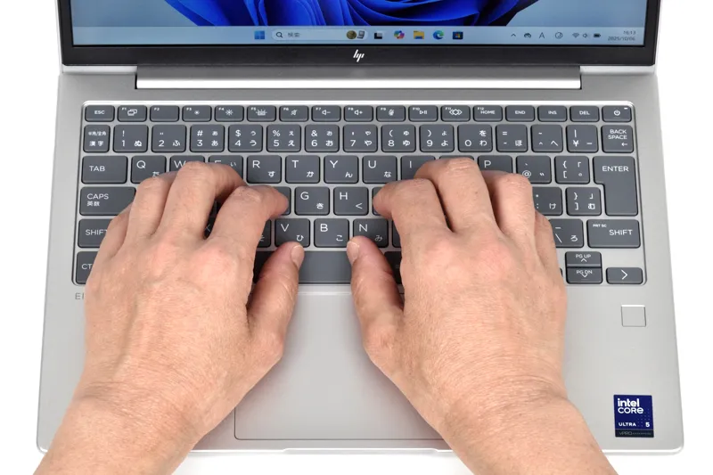キーボードに両手を置いたときのイメージ