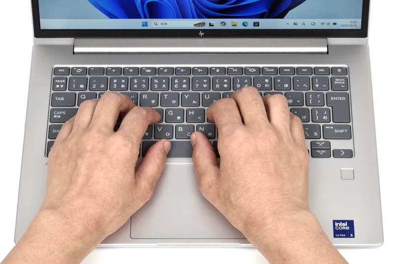 キーボードに両手を置いたときのイメージ