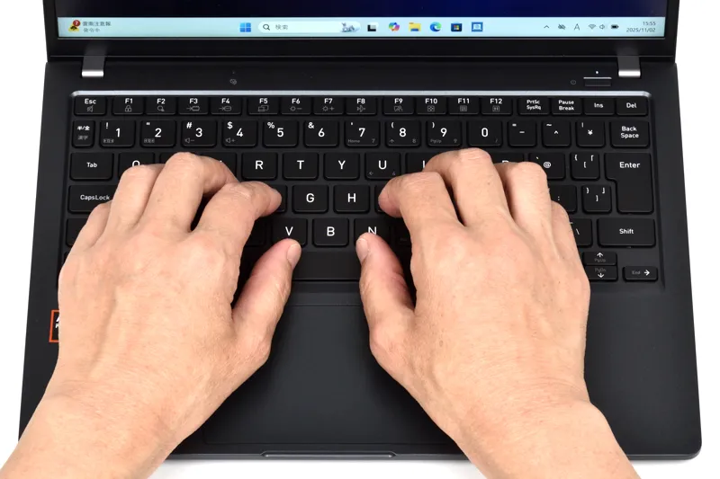 キーボードに両手を置いたときのイメージ