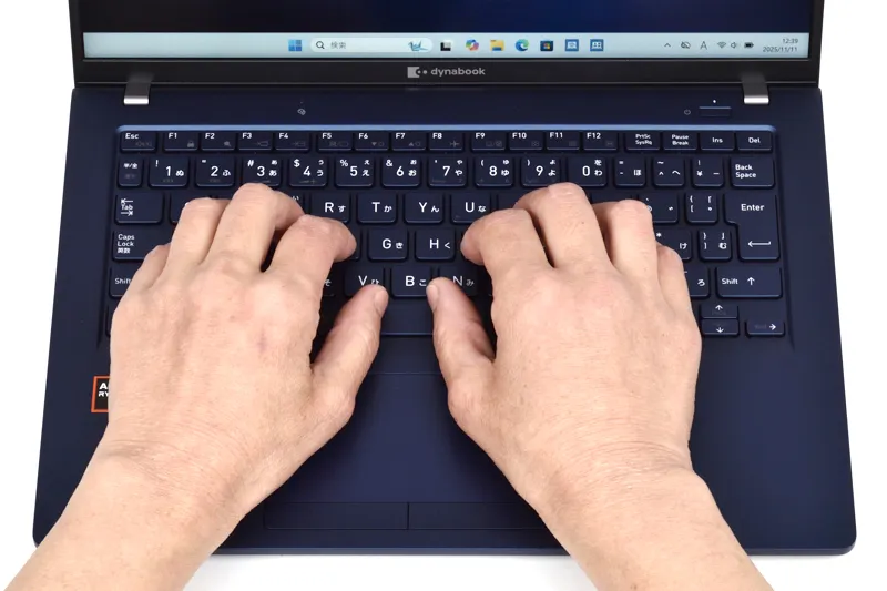 キーボードに両手を置いたときのイメージ