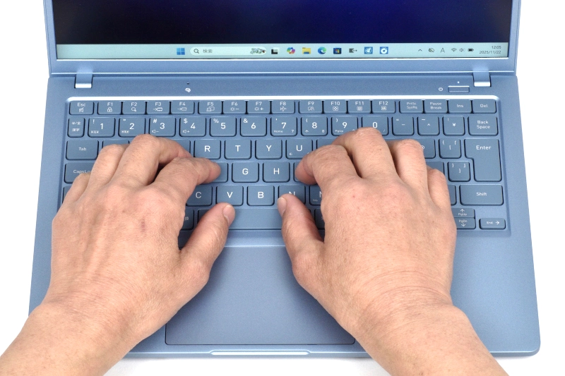 キーボードに両手を置いたときのイメージ