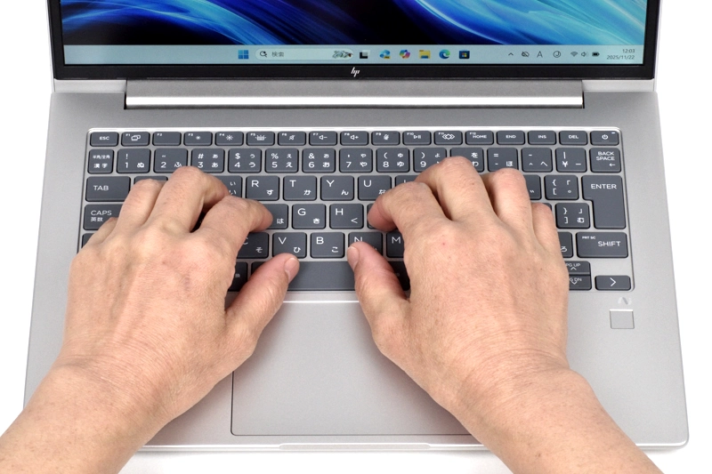 キーボードに両手を置いたときのイメージ