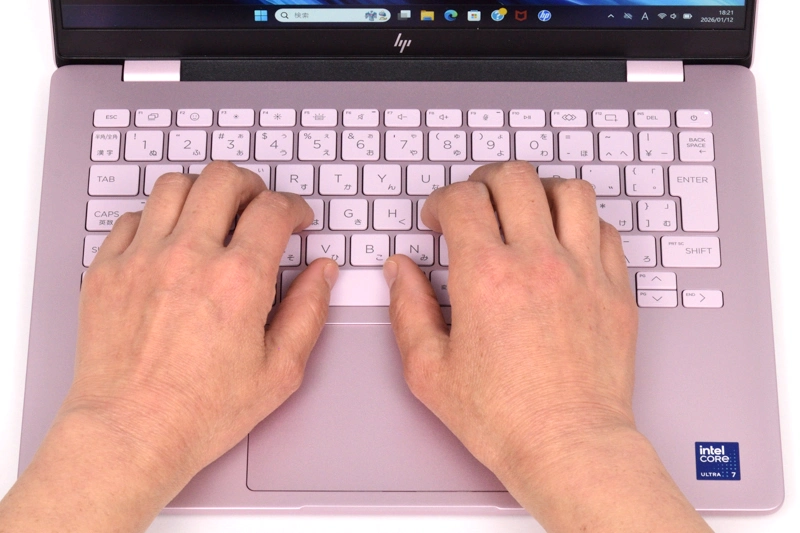 キーボードに両手を置いたときのイメージ