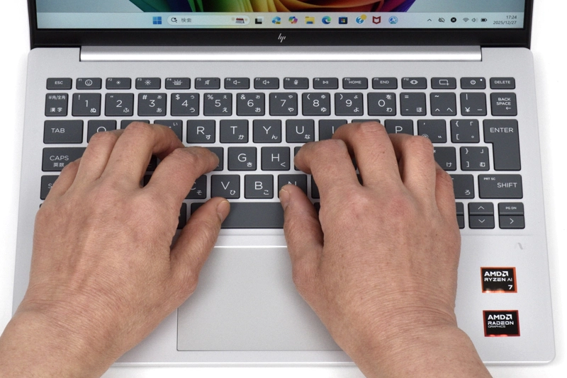 キーボードに両手を置いたときのイメージ