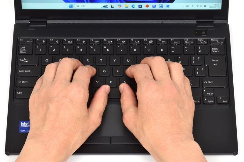 キーボードに両手を置いたときのイメージ