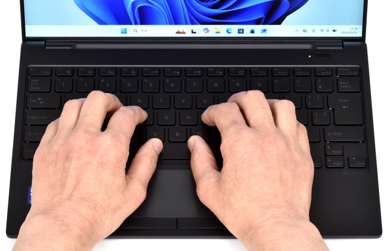 キーボードに両手を置いたときのイメージ