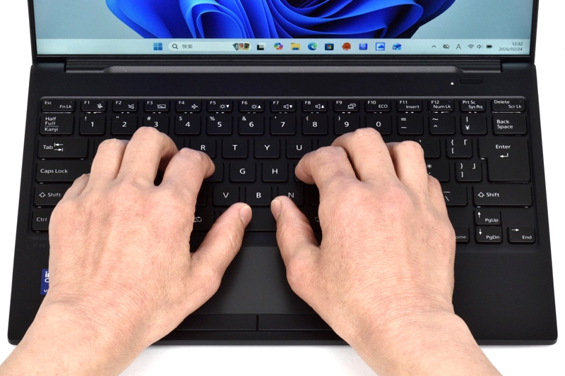 キーボードに両手を置いたときのイメージ