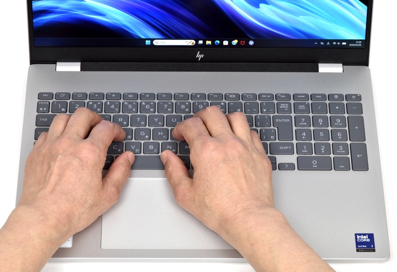 キーボードに両手を置いたときのイメージ