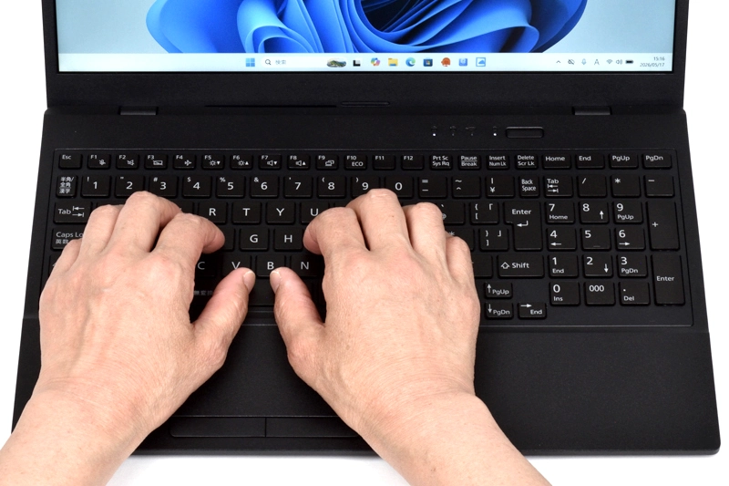 キーボードに両手を置いたときのイメージ