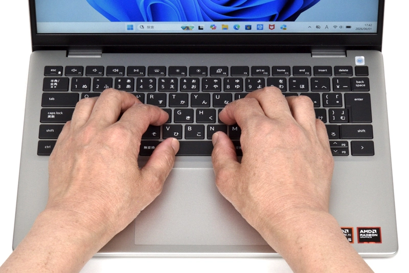 キーボードに両手を置いたときのイメージ