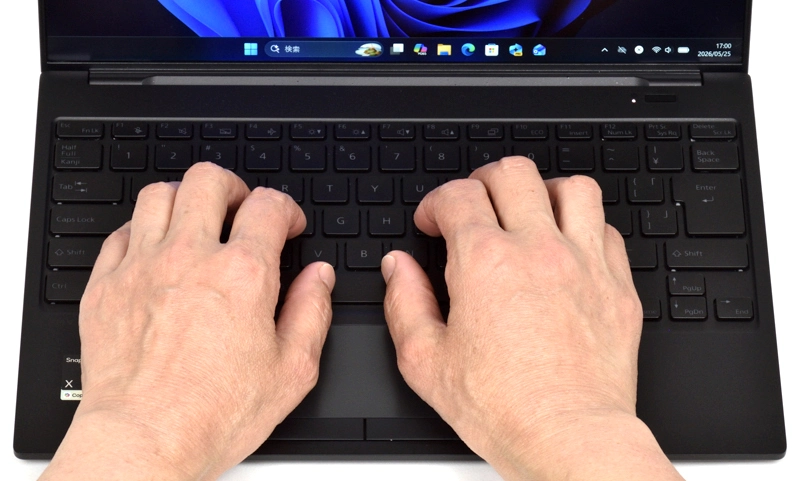 キーボードに両手を置いたときのイメージ