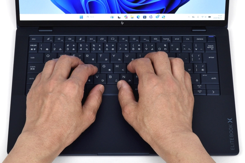 キーボードに両手を置いたときのイメージ
