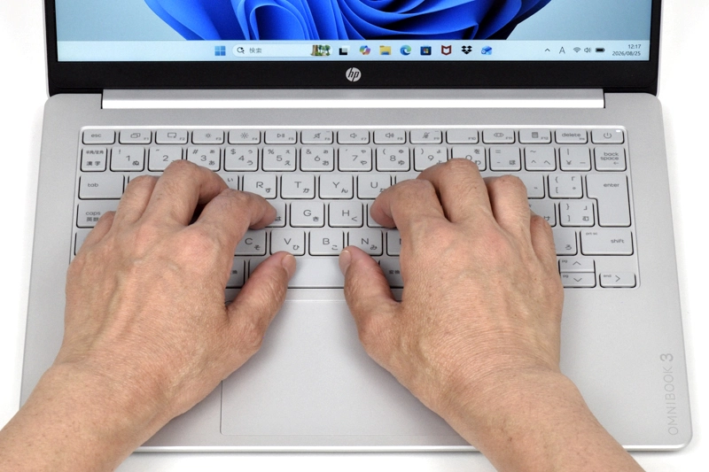 キーボードに両手を置いたときのイメージ