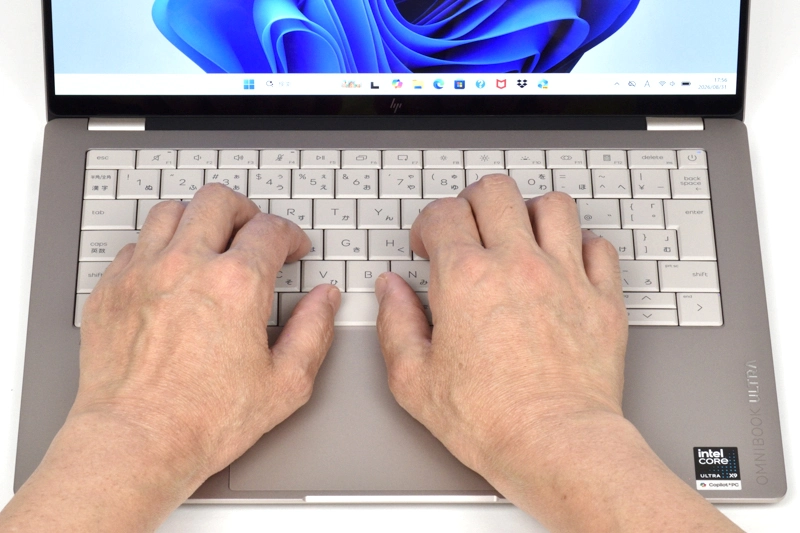 キーボードに両手を置いたときのイメージ