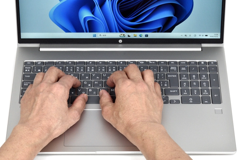 キーボードに両手を置いたときのイメージ