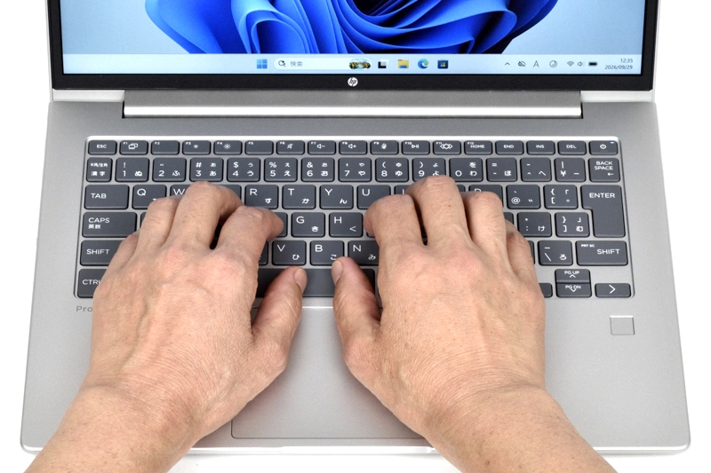 キーボードに両手を置いたときのイメージ